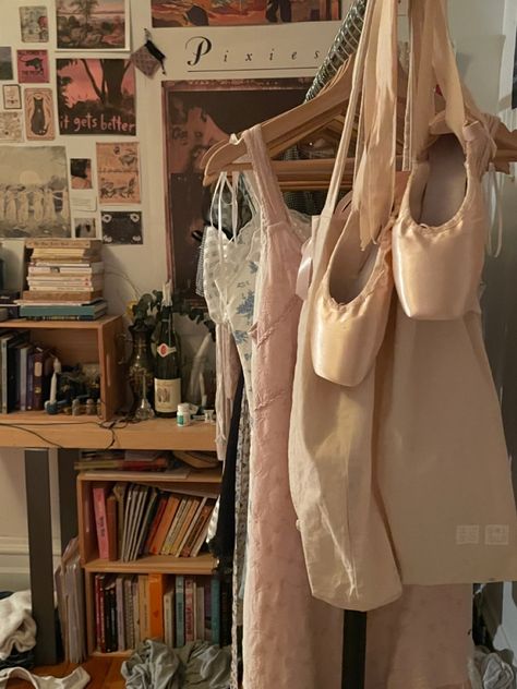 Ballet Room In House, Ballet Dorm Room, Ballerina Bedroom Aesthetic, Ballet Room Aesthetic, Ballet Room Ideas Bedrooms, Dancer Bedroom, Ballet Bedroom, Ballet Room Decor, Ballerina Box