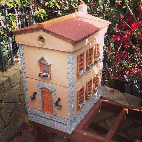 5 CREATIVE BEEHIVES Beehive Ideas, Painted Bee Hives, Backyard Beehive, Bee Yard, Bee Hives Boxes, Beehive Art, Flow Hive, Beehive Design, Bee Houses