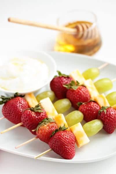 Easy Kids Treats, Cheese Kabobs, Fruit Kabobs Kids, Fruit Kabob, Fruit Appetizers, Healthy Afternoon Snacks, Fruit Skewers, Fruit Kabobs, Kabob Recipes