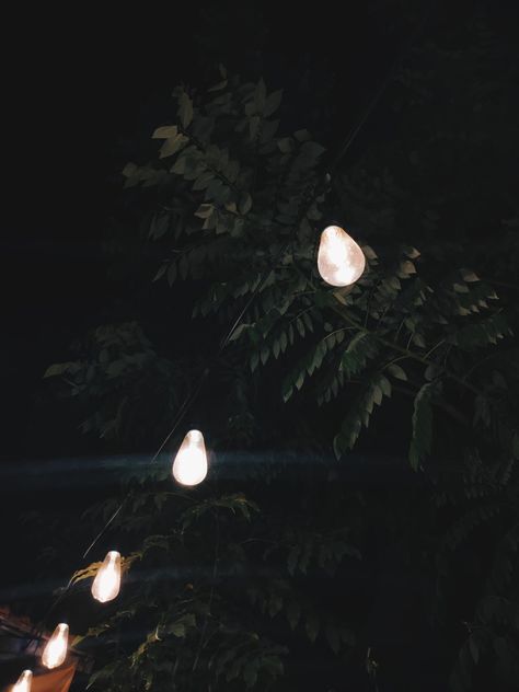 gemerlap lampu malam hari Lampu Aesthetic, Celestial Bodies, Cafe