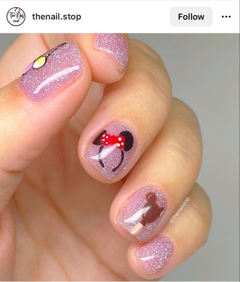 Disney Nails Mickey And Minnie, Mickey Ears Nails, Disney Winter Nail Designs, Mickey Mouse Birthday Nails, Disney Snack Nails, Disney Nails Glitter, Glitter Disney Nails, Bright Disney Nails, Minnie Nails Designs