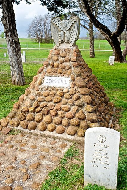 Geronimo's Grave, Fort Sill - I can still remember Grandpa taking me here when I was little. Fort Sill, Famous Tombstones, Oklahoma Travel, Oklahoma History, American Indian History, Famous Graves, Travel Oklahoma, Into The West, Cemetery Art