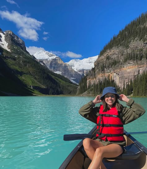 Adventure Girl Aesthetic, Banff Aesthetic, Patagonia Aesthetic, Cute Hiking Pictures, Walking Outfit Outdoor, Outfit Trekking, Trail Outfits, Hiking Outfits Summer, Outdoorsy Outfits