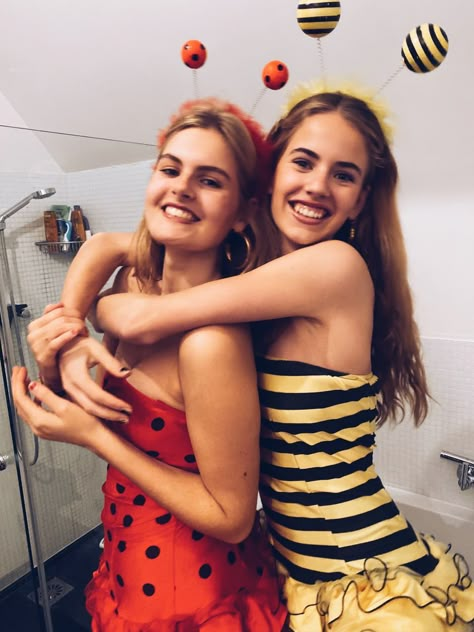 Halloween Costumes Ladybug, Two Friends Halloween Costumes, Partner Costumes Friends, Blonde Duo Halloween Costume, Carnaval Duo, Halloween Costume Duos, Halloween Group Costumes, Best Friend Halloween, Costume Ideas Duo