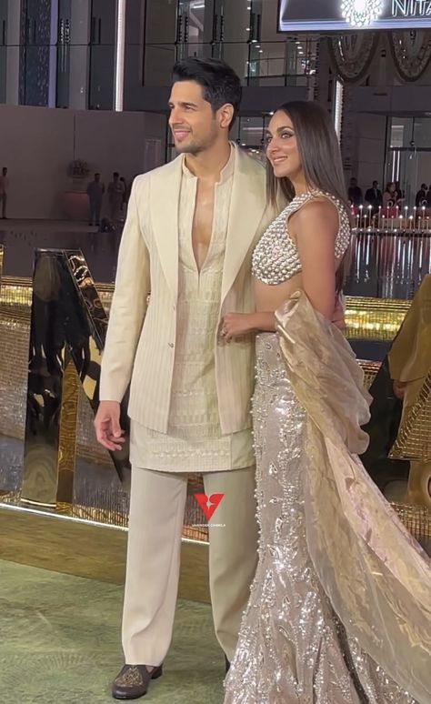 Boys Sangeet Outfit, Roka Outfits For Groom, Sidharth Malhotra Outfits, Formal Clothes For Men Classy, Bollywood Wedding Outfit Men, Shadi Outfit For Men, Groom Outfit For Sangeet, Wedding Look For Men, Best Wedding Suits For Men Indian