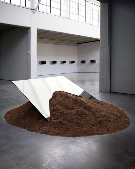 Dirt and mirror work by Robert Smithson at Dia:Beacon (w/ some Judd works in the background) #robertsmithson #ny #work2day Dia Beacon, Robert Smithson, Store Concept, 3d Studio, Gallery Design, Sculpture Installation, Stage Design, Land Art, Retail Design