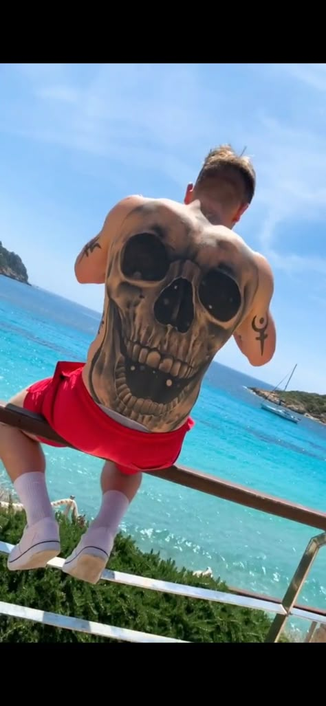 Skull Tattoo Back Men, Back Piece Tattoo Men, Willi Whey, Back Tattoos For Guys Upper, Tattoo Dos, Skulls Tattoo, Upper Back Tattoos, Tattoos Meaning, Torso Tattoos