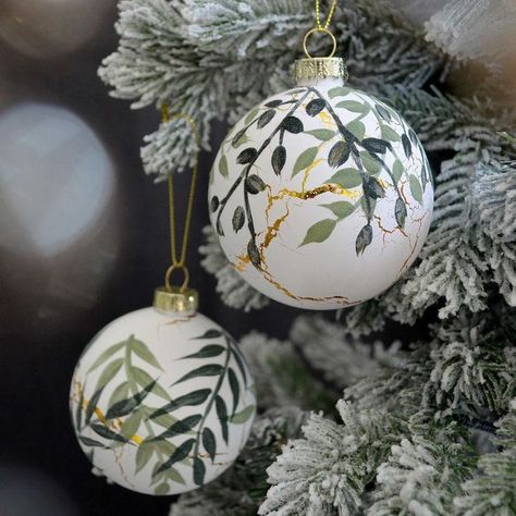 Ball Balls Decoration Christmas, Christmas Baubles Painted, Hand Painted Baubles Christmas, Hand Painted Christmas Baubles, Christmas Baubles Decorations, Painted Baubles Christmas, Painted Xmas Ornaments, Bauble Painting Ideas, Bauble Decoration Ideas