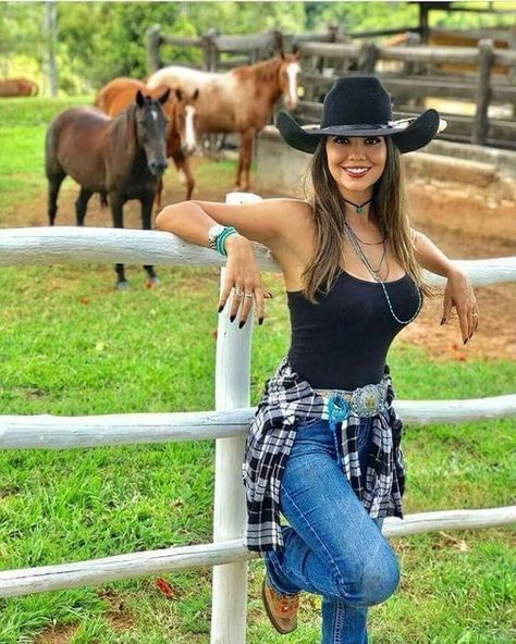 Country Girl Outfits, Cute Cowgirl Outfits, Rodeo Girls, Cowgirl Style Outfits, Wilde Westen, Country Style Outfits, Cowboy Girl, Cute Country Outfits