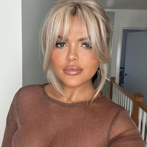 Toutes les publications • Instagram Short Hair Fringe Hairstyles, Blonde Fringe Bangs, Bouncy Bangs, Blonde Hair Fringe, Fringe Blonde, Hair Styles Blonde, Brown Skin Blonde Hair, Blonde Hair With Fringe, Bangs Blonde Hair