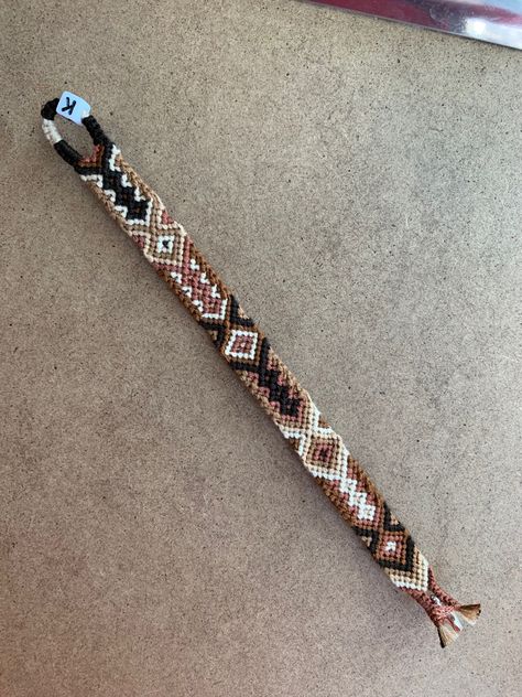 Brown Friendship Bracelet Pattern, Friendship Bracelets Brown, Earth Tone Friendship Bracelet, Brown Bracelet Aesthetic, Manly Friendship Bracelets, Earthy Friendship Bracelet, Masculine Friendship Bracelet, String Bracelet With Beads, Brown Friendship Bracelet