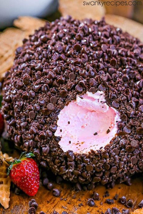 Strawberry Chocolate Cheese Ball - A no-bake rich and creamy strawberry cheesecake dessert ball. Strawberry Cream Cheese Balls, Reeces Pieces Cheese Ball, Strawberry Cheese Ball, Pink Cheese Ball, Strawberry Cheese Ball Recipes, Candy Cheese Ball, Spring Cheese Ball, Dessert Cream Cheese Ball, Fall Dessert Cheeseball Recipes