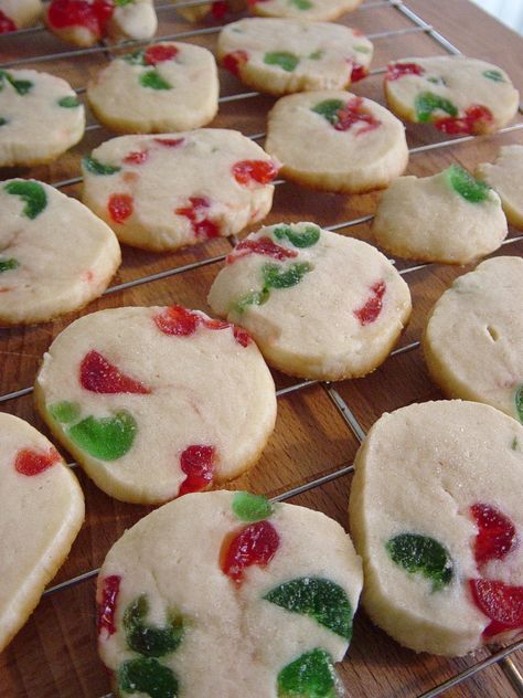 Candied Cherry Slices Christmas Cookies With Cherries, Candied Cherry Christmas Cookies, Christmas Cookies Platter, Candied Cherries Recipe, Cookies With Cherry On Top, Cherry Christmas Cookies, Cookies Dried Cherries, Cookie With Cherry In Middle, Cookies Platter