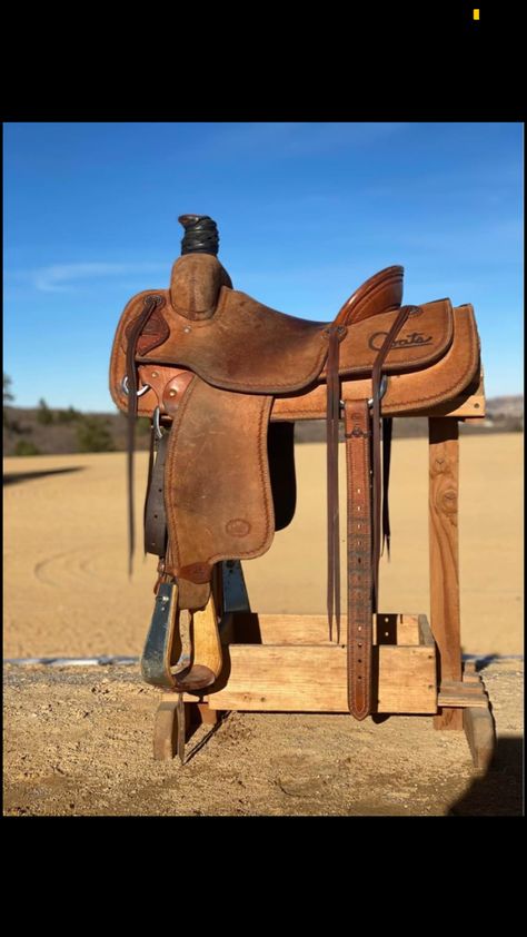 Rope Saddles, Western Tack Sets, Cowboy Core, Saddle Making, Horse Tack Rooms, Wade Saddles, Saddle Bags Horse, Roping Saddles, Western Horse Saddles