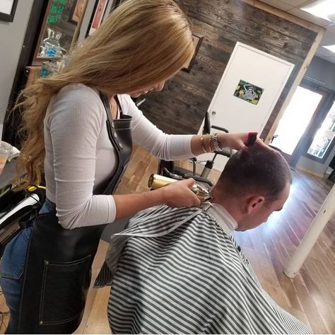 Women Barbers, Barber Shop Haircuts, Girls Short Haircuts, Mens Haircuts, Hair And Beauty Salon, Long Hair Cuts, Cool Haircuts, Barber Shop, Short Girls