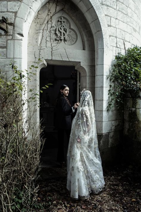 A Bohemian Tale of Love - Wed Vibes Edgy Romantic Wedding, Creepy Wedding Aesthetic, Old Time Wedding Photos, Cemetery Wedding Photos, Fantasy Wedding Photos, Dark Wedding Photos, Gothic Wedding Photos, Goth Love Aesthetic, Dark Romantic Wedding Color Schemes