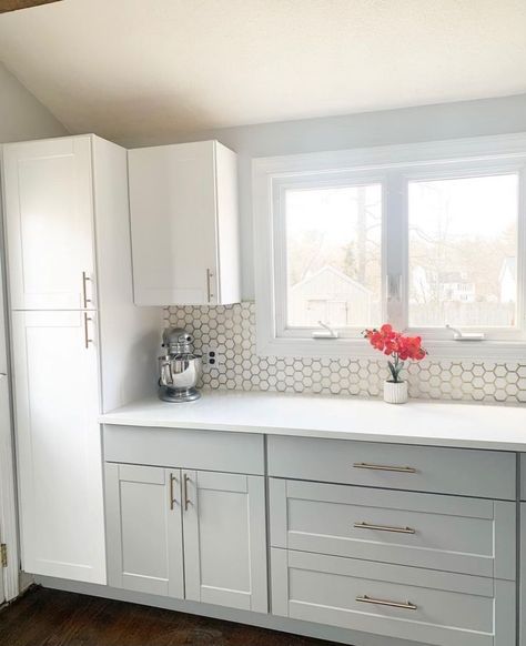 This honeycomb backsplash with gold accents ties this bright white kitchen together nicely! Backsplash With Gold Accents, Honeycomb Backsplash Kitchen, Honeycomb Kitchen, New Kitchen Ideas, Bright White Kitchen, Honeycomb Backsplash, Full Kitchen, Kitchen Remodeling, White Kitchen