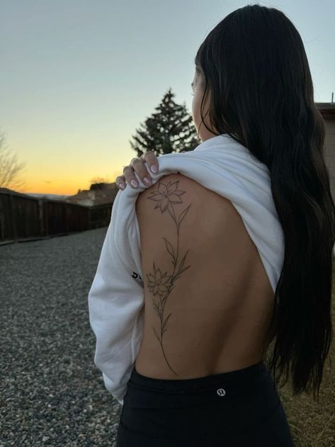 Swirl Spine Tattoo, Feminine Vine Tattoo, Poppy Flower Back Tattoo, Fine Line Flower Tattoo Back, Daffodil Tattoo Back, Tattoos For Women Drawings, Side Of Back Tattoo Women, Daffodil Back Tattoo, Thigh Tattoos Women Dainty