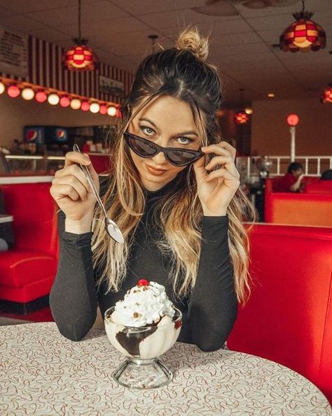 Pose With Food Instagram, Photoshoot With Ice Cream, How To Pose With Food, Ice Cream Photo Ideas Instagram, Pose With Ice Cream, Ice Cream Pictures Instagram, Posing With Food, Ice Cream Pose, Ice Cream Photoshoot