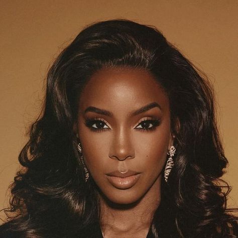 Kelly Rowland on Instagram: "🖤🤎🖤" Kelly Rowland Makeup Looks, Natural Makeup Dark Skin Black Women, Sam Fine Makeup, Kelly Rowland Aesthetic, Kelly Rowland Photoshoot, Black Bridal Makeup Dark Skin, Brown Makeup Looks Black Women, Face Photoshoot Ideas, Bridal Makeup Dark Skin