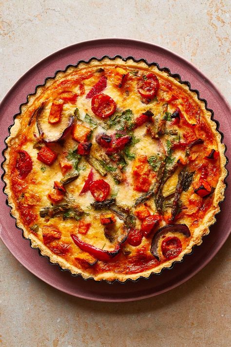 Use Up Your Roasted Vegetables in This Delicious Quiche Recipe Summer Produce Recipes, Vegetable Quiche Recipes, Vegetarian Quiche Recipes, Overnight Breakfast Recipes, Summer Vegetarian Recipes, Vegetarian Quiche, Delicious Quiche, Veggie Quiche, Vegetable Quiche