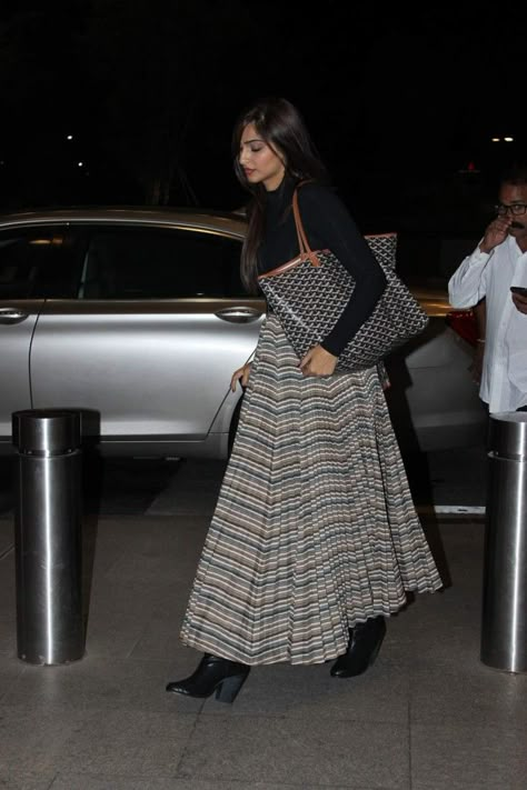 Sweatshirt Design Ideas, Sonam Kapoor Fashion, Esha Gupta, Celebrity Casual Outfits, Kangana Ranaut, Airport Look, Long Kurti Designs, Pakistani Dresses Casual, Quirky Fashion