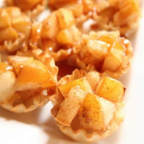 Pear Pie Bites recipe is a delicious dessert made with mini fillo shells, filled with chopped pears, cardamom, and cinnamon, topped with a caramel drizzle. #pears #pearbites #fillocups Mini Tart Recipes, Finger Desserts, Pear Pie, Canned Pears, Pear Dessert, Phyllo Cups, Individual Pies, Pear Tart, Pie Bites