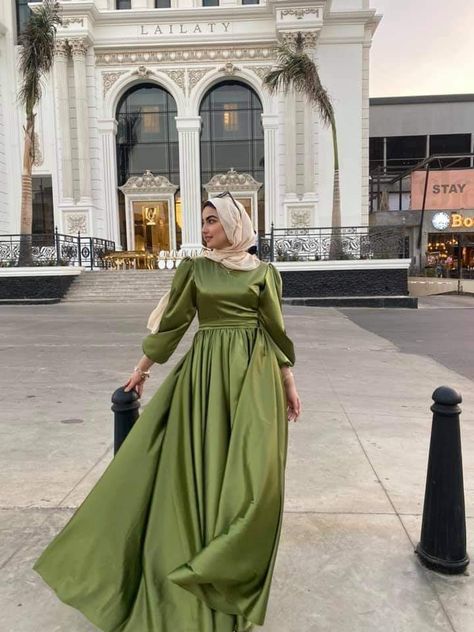 Graduation Dress Hijab Simple, Silk Dresses Modest, Satin Dresses Modest, Modest Satin Dresses, Simple Satin Dress Hijab, Hijabi Satin Dress, Simple Dresses For Hijab, Green Dress Hijab, Dress For Graduation University