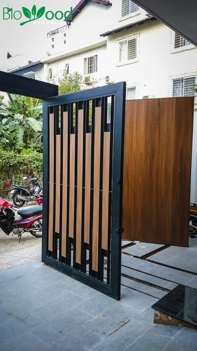 Modern House Backyard, Pagar Modern, Tor Design, Modern Fence Design, Fence Doors, House Backyard, Diy Fence, Front Yard Fence, Farmhouse Barndominium