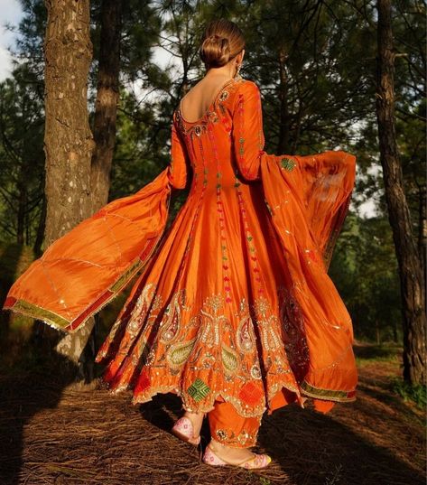 Jaggo Outfit, Desinger Dresses, Bridal Suits Punjabi, Black Pakistani Dress, Pakistani Dresses Party, Bridal Suits, Dresses Orange, Suits Punjabi, Asian Bridal Dresses