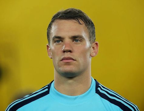 Ist seinen Stammplatz los: Manuel Neuer konnte das 1:0 nicht verhindern. #FCB #DerPostillon Goal Keeper, Pep Guardiola, Football Boys, Famous Men, Famous Faces, Soccer Players, Football Players, Famous People, Beautiful People