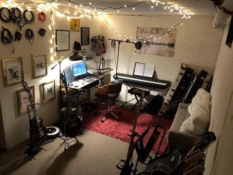 Musician Room Design, Art And Music Room Aesthetic, Band Studio Aesthetic, Musician Bedroom Aesthetic, Mens Decor Apartment, Bedroom Studio Music, Musician Room Aesthetic, Best Man Ideas, Music Studio Interior