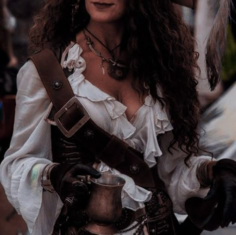 Pirate Female Aesthetic, Fantasy Pirate Aesthetic Outfit, Lady Pirate Aesthetic, Sapphic Pirates, Pirate Aesthetic Female, Pirate Princess Aesthetic, Fantasy Pirate Aesthetic, Pirate Woman Aesthetic, Pirate Queen Aesthetic