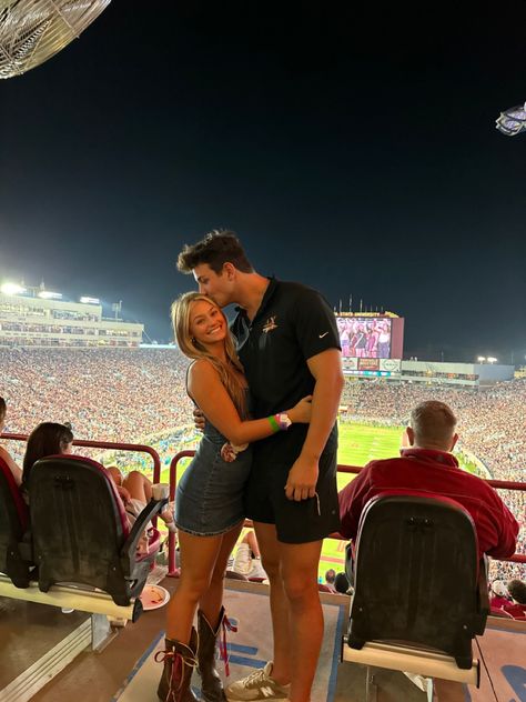 Gameday Couple Pics, Couple Game Day Pictures, College Football Couples, Big Height Difference Couple Photos Aesthetic, Football Game Couple Pictures, College Couple, Country Couple Pictures, Bf Goals, College Couples