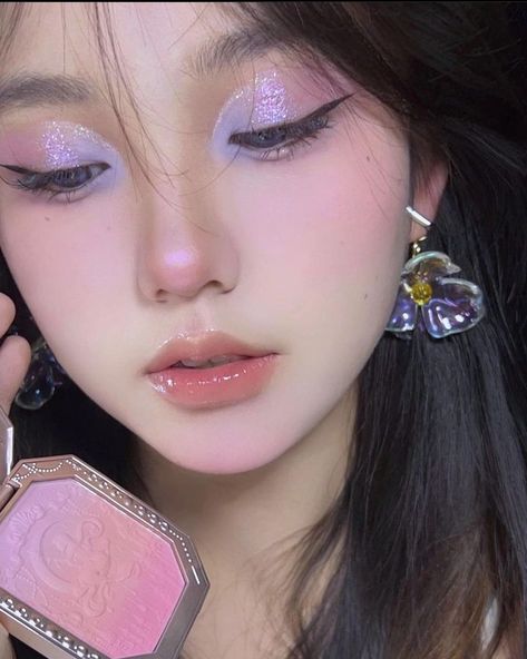 Fantasy Eyeshadow, Diamond Makeup, Glittery Eye Makeup, Purple Makeup Looks, Eyeliner Eyeshadow, Purple Blush, Eye Makeup Pictures, Purple Makeup, Ethereal Makeup