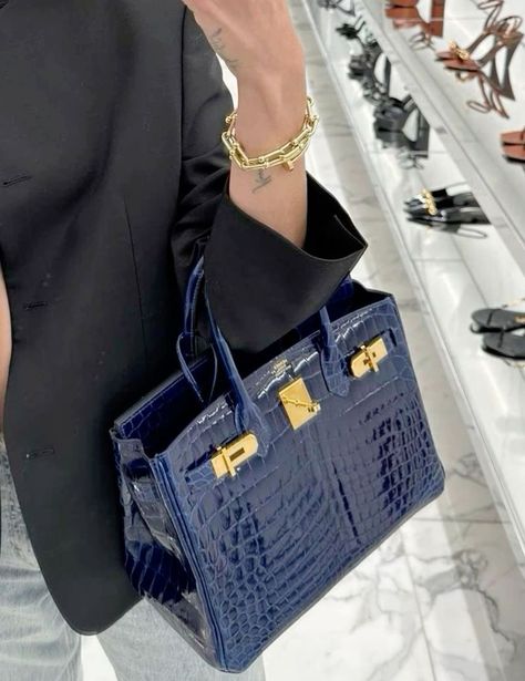 Blue Birkin Bag, Luxury Bags Aesthetic, Designer Bags Aesthetic, Birkin Purse, Blue Birkin, Birken Bag, Stile Kylie Jenner, Birkin Bags, Expensive Bag