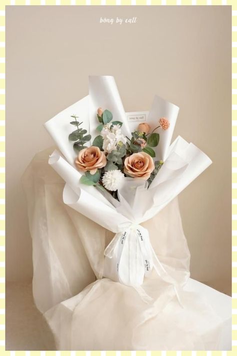 [Promotion] 94 Trendiest Small Flower Bouquet Guides To Check Out Straight Away #smallflowerbouquet Simple Birthday Bouquet, Small Korean Bouquet, Small Bouquet Of Flowers Gift, Graduation Flowers Bouquet Ideas, Graduation Bouquet Ideas, Simple Bouquet Of Flowers, Graduation Flowers Bouquet, Minimalist Bouquet, Ribbon Flowers Bouquet