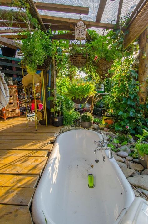 Outdoor Bathtub Aesthetic, Diy Outdoor Bathtub Ideas, Greenhouse Bathroom Ideas, Outside Tub Ideas, Bathtub In Greenhouse, Green House Bathroom, Sun Bathing Backyard, Forest Courtyard, Bathtub Outside