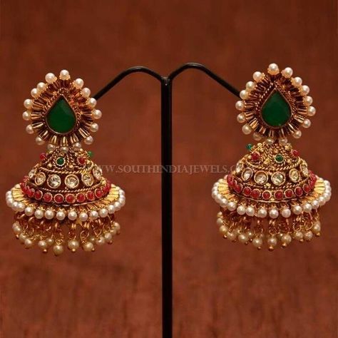 Rings Gold Simple, Gold Jhumka Designs, Beautiful Gold Earrings, Temple Jewellery Earrings, Jhumka Designs, Gold Jhumka, Gold Jhumka Earrings, Gold Jewelry Outfits, Gold Earrings Models