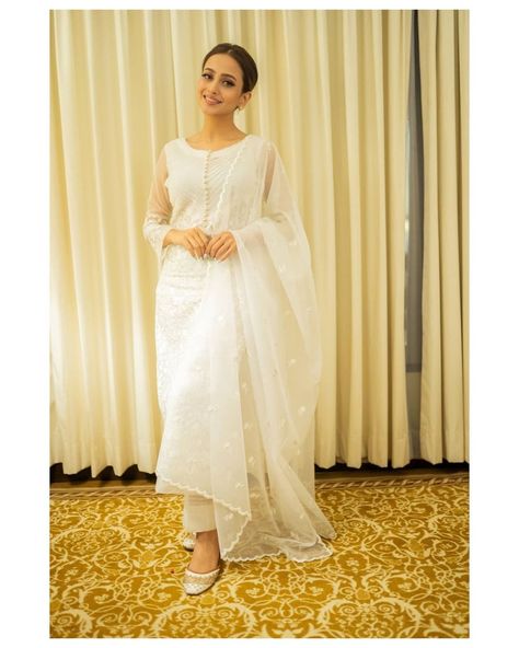 Chikenkari Dress Ideas Kurti White, Zarnish Khan, White Salwar Suit, Plain Kurti Designs, Simple Kurta Designs, Designer Kurti Patterns, Outfits Woman, Pakistani Fashion Party Wear, Beautiful Pakistani Dresses