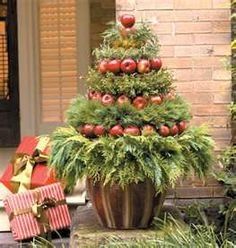 Fresh greenery... Natal Country, Natal Natural, Christmas Topiary, Outdoor Christmas Tree, Tree Decorating, Natural Christmas, Deco Floral, Noel Christmas, Christmas Love