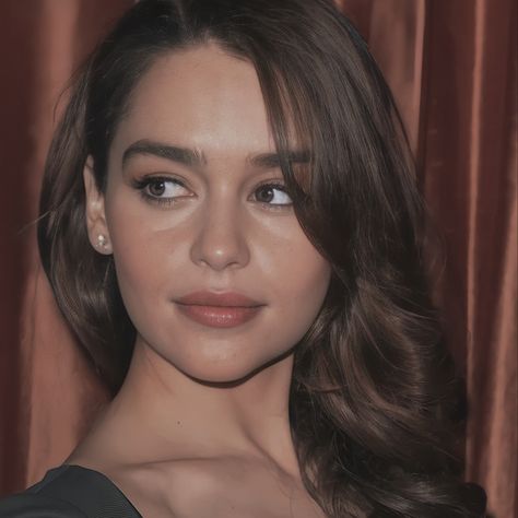 Emilia Clarke Dark Hair, Emilia Clarke Aesthetic, Amelia Clarke, Emilia Clarke Pics, Emilia Clarke Style, Jon Snow And Daenerys, Brown Hair Blue Eyes, Yuta Okkotsu, Lena Headey