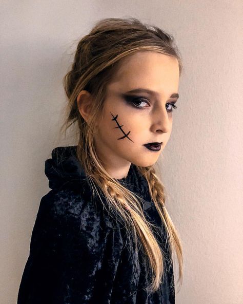 Kids Halloween Makeup: 29 Easy and Cute Ideas for a Spooky Fun Look Kids Halloween Makeup, Ghost Face Paint, Cat Face Paint, Zombie Face Paint, Intense Eye Makeup, Zombie Cheerleader, Face Paint Ideas, Deer Makeup, Zombie Face