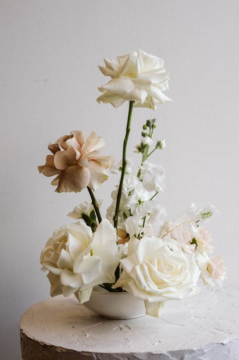 Low Table Arrangements Wedding, Tuscan Wedding Tablescape, Ikebana Centerpiece Wedding, Airy Floral Arrangements, Low Flower Arrangements, White Ikebana, Minimalist Flower Arrangement, Simple Floral Centerpieces, Bud Vase Centerpiece