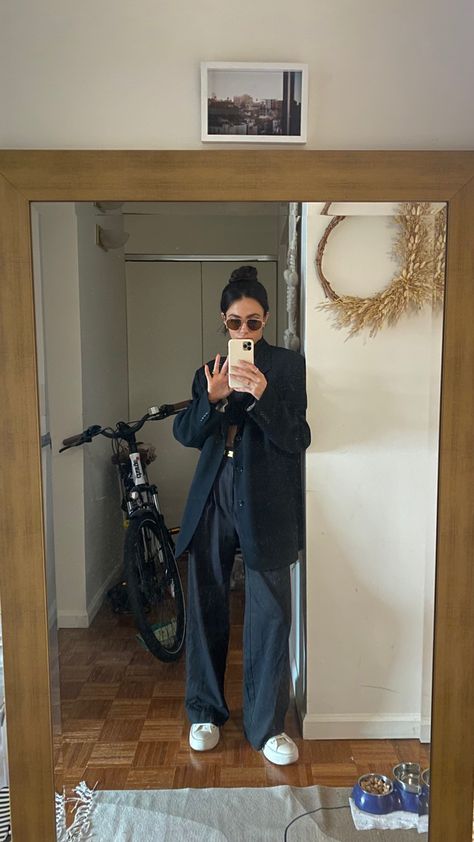 Oversized black blazer outfit Oversized Blazer Outfit Work, Blazer Oversize Outfits, Oversized Black Blazer Outfit, Oversize Blazer Outfit, Oversized Black Blazer, Oversized Blazer Outfit, Study Outfit, Photographer Outfit, Black Blazer Outfit