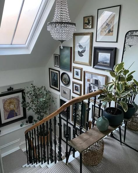 Wall Lights On Stairs, Photo Wall Staircase, Stairs Wall Decor Ideas, Terrace Hallway, Stairs Wall Decor, Stair Landing Decor, Gallery Wall Stairs, Wall Staircase, Stairway Gallery