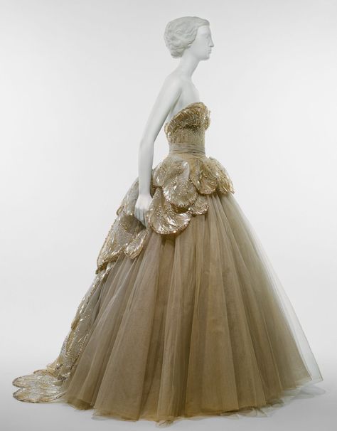 Elegant Venus dress by Christian Dior, Fall/winter 1949. The dreamy silk material covered in sequins, rhinestones, and simulated pearls is meant to mimic crescent wave patterns. Vintage Inspired Wedding Gown, Dior Gown, Dior Vintage, Venus Dresses, Wedding Gowns Vintage, Costume Institute, Vintage Gowns, Vintage Couture, Dior Couture