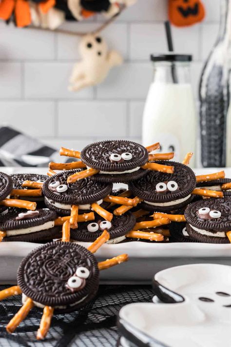 Spooky Night Food Ideas, Halloween Kids Party Snacks, Party Snacks Halloween, Spider Oreos Halloween, Halloween Spooky Snacks, Fall Themed Snacks For Kids, Spooky Night Snacks, Oreo Spiders Halloween, Spooky Food Ideas For Kids