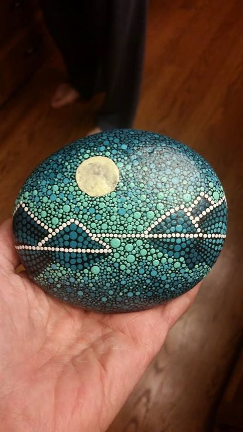 Acrylic Dot Painting Ideas, Mandela Rock Painting, Stone Pictures Pebble Art, Mandala Painted Rocks, Diy Rock Art, Mandala Rock Art, Fused Glass Artwork, Painted Rocks Craft, Rock Painting Patterns