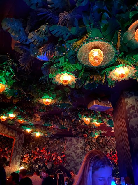 paradiso bar barcelona Aesthetic Barcelona, Barcelona Nightlife, Barcelona Bars, Tropical Bar, Barcelona Aesthetic, Aesthetic Tropical, Bar Aesthetic, Barcelona Itinerary, Tropical Aesthetic